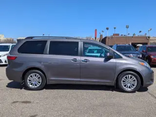 2017 Toyota Sienna XLE 7-Passenger Auto Access Seat