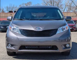 2017 Toyota Sienna XLE 7-Passenger Auto Access Seat