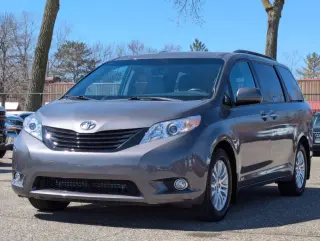 2017 Toyota Sienna XLE 7-Passenger Auto Access Seat