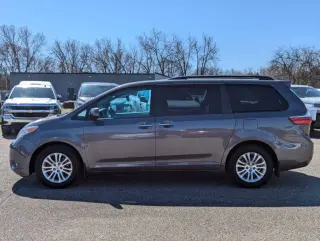 2017 Toyota Sienna XLE 7-Passenger Auto Access Seat