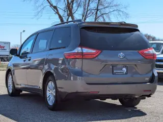 2017 Toyota Sienna XLE 7-Passenger Auto Access Seat