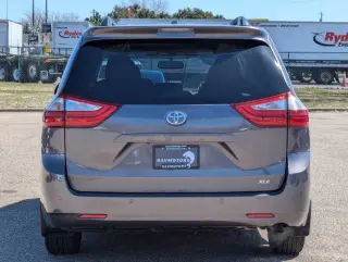 2017 Toyota Sienna XLE 7-Passenger Auto Access Seat