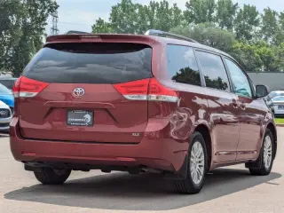 2012 Toyota Sienna XLE 7-Passenger Auto Access Seat
