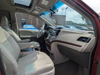 2012 Toyota Sienna XLE 7-Passenger Auto Access Seat