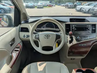 2012 Toyota Sienna XLE 7-Passenger Auto Access Seat