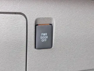 2012 Toyota Sienna XLE 7-Passenger Auto Access Seat