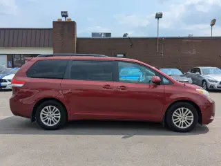 2012 Toyota Sienna XLE 7-Passenger Auto Access Seat