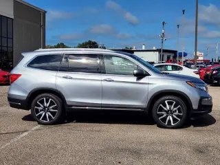 2022 Honda Pilot Touring w/Rear Captain's Chairs