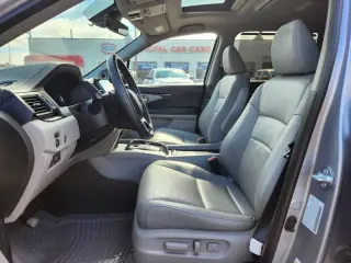 2022 Honda Pilot Touring w/Rear Captain's Chairs