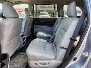 2022 Honda Pilot Touring w/Rear Captain's Chairs