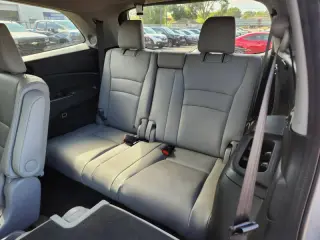 2022 Honda Pilot Touring w/Rear Captain's Chairs