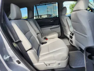 2022 Honda Pilot Touring w/Rear Captain's Chairs