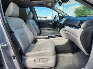 2022 Honda Pilot Touring w/Rear Captain's Chairs