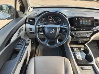 2022 Honda Pilot Touring w/Rear Captain's Chairs