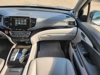 2022 Honda Pilot Touring w/Rear Captain's Chairs