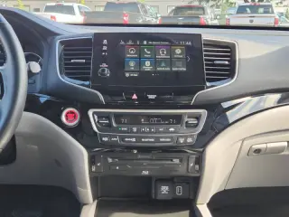 2022 Honda Pilot Touring w/Rear Captain's Chairs