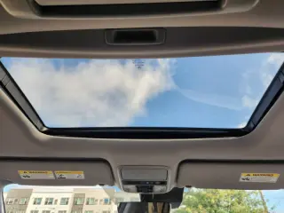 2022 Honda Pilot Touring w/Rear Captain's Chairs