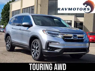 2022 Honda Pilot Touring w/Rear Captain's Chairs