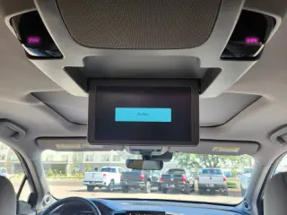 2022 Honda Pilot Touring w/Rear Captain's Chairs
