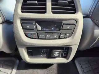 2022 Honda Pilot Touring w/Rear Captain's Chairs