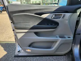 2022 Honda Pilot Touring w/Rear Captain's Chairs