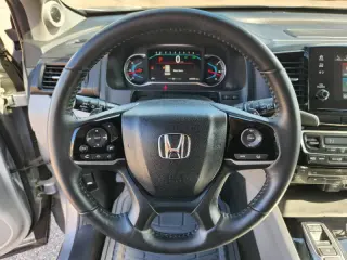 2022 Honda Pilot Touring w/Rear Captain's Chairs
