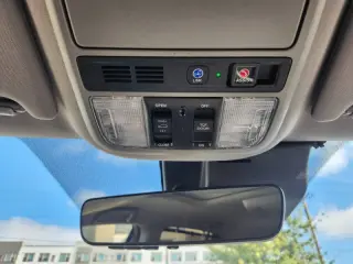 2022 Honda Pilot Touring w/Rear Captain's Chairs