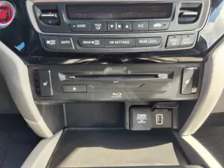 2022 Honda Pilot Touring w/Rear Captain's Chairs