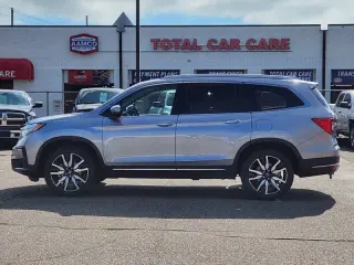 2022 Honda Pilot Touring w/Rear Captain's Chairs