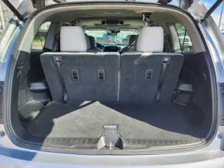 2022 Honda Pilot Touring w/Rear Captain's Chairs