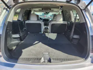 2022 Honda Pilot Touring w/Rear Captain's Chairs