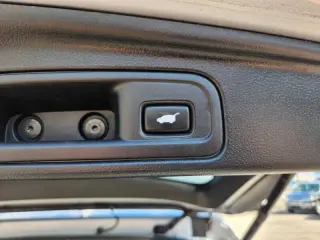 2022 Honda Pilot Touring w/Rear Captain's Chairs
