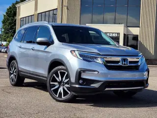 2022 Honda Pilot Touring w/Rear Captain's Chairs