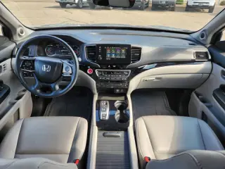 2022 Honda Pilot Touring w/Rear Captain's Chairs