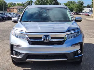 2022 Honda Pilot Touring w/Rear Captain's Chairs