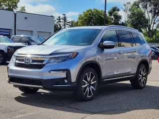 2022 Honda Pilot Touring w/Rear Captain's Chairs