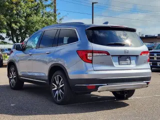 2022 Honda Pilot Touring w/Rear Captain's Chairs