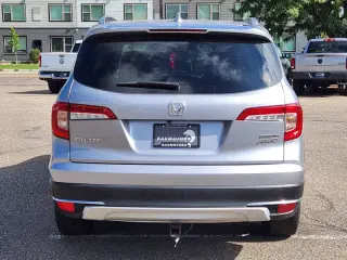2022 Honda Pilot Touring w/Rear Captain's Chairs