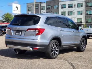 2022 Honda Pilot Touring w/Rear Captain's Chairs