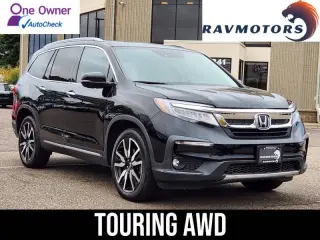 2020 Honda Pilot Touring w/Rear Captain's Chairs