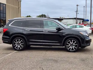 2020 Honda Pilot Touring w/Rear Captain's Chairs