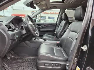2020 Honda Pilot Touring w/Rear Captain's Chairs