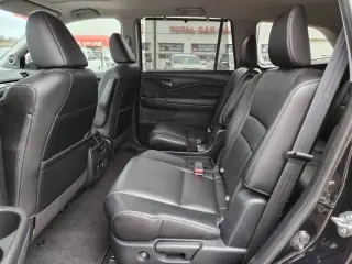 2020 Honda Pilot Touring w/Rear Captain's Chairs
