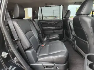 2020 Honda Pilot Touring w/Rear Captain's Chairs