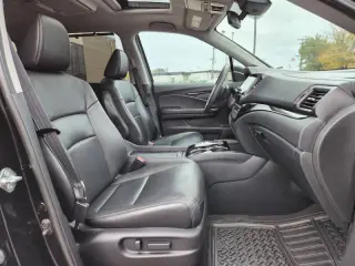 2020 Honda Pilot Touring w/Rear Captain's Chairs