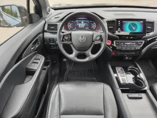 2020 Honda Pilot Touring w/Rear Captain's Chairs