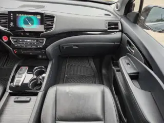 2020 Honda Pilot Touring w/Rear Captain's Chairs