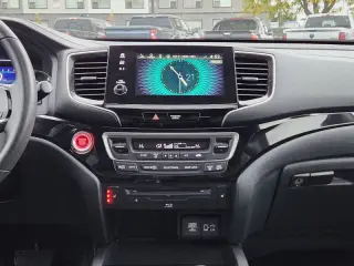 2020 Honda Pilot Touring w/Rear Captain's Chairs