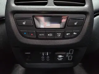 2020 Honda Pilot Touring w/Rear Captain's Chairs