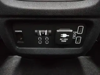 2020 Honda Pilot Touring w/Rear Captain's Chairs